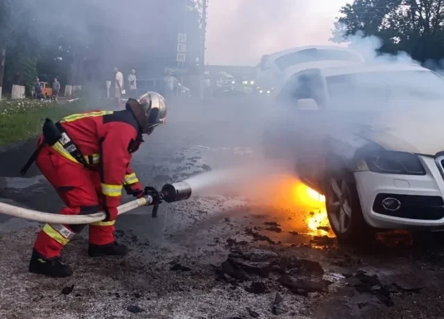У Кіцмані під час руху загорівся Audi Q5: вогонь знищив моторний відсік