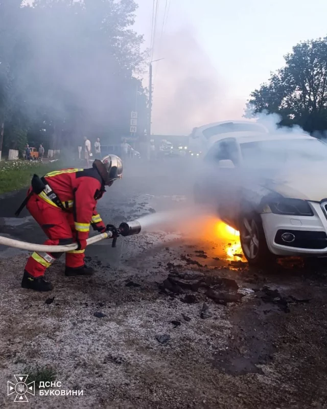 У Кіцмані під час руху загорівся Audi Q5: вогонь знищив моторний відсік