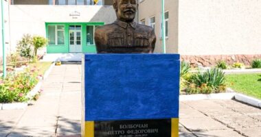 На Буковині встановили погруддя полковника Армії УНР Петра Болбочана на місці пам’ятника Леніну