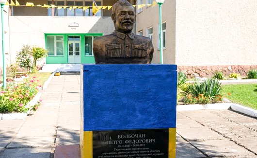 На Буковині встановили погруддя полковника Армії УНР Петра Болбочана на місці пам’ятника Леніну