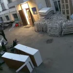 У центрі Чернівців чоловік викрав із волонтерського дворика реабілітаційне крісло