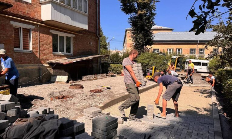У Чернівцях ремонтують міжбудинковий проїзд на 2-му провулку Кармелюка