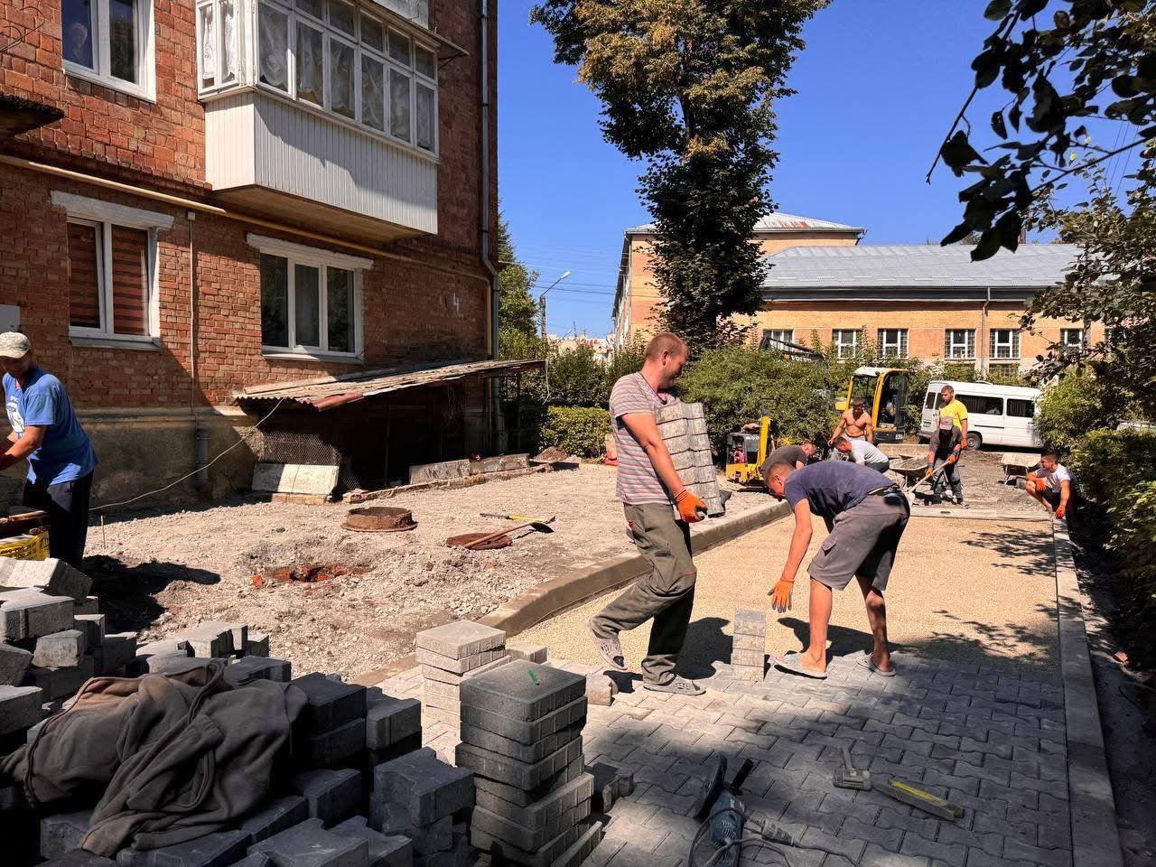 У Чернівцях ремонтують міжбудинковий проїзд на 2-му провулку Кармелюка
