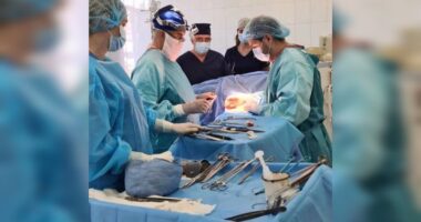 У Чернівцях лікарі врятували пораненого поліцейського: куля зупинилася за сантиметр від аорти