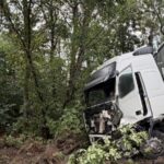 На Буковині у ДТП з вантажівкою загинув 35-річний водій BMW: пасажирку госпіталізували