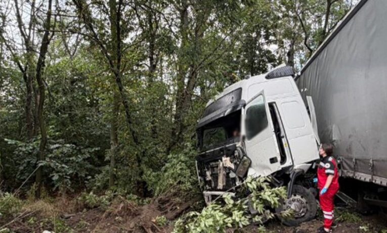 На Буковині у ДТП з вантажівкою загинув 35-річний водій BMW: пасажирку госпіталізували