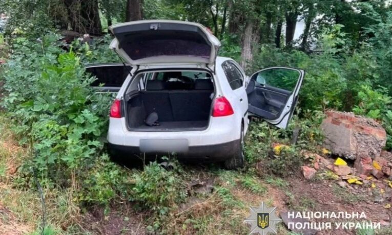 На Буковині у ДТП загинув 24-річний водій: двох пасажирок госпіталізували