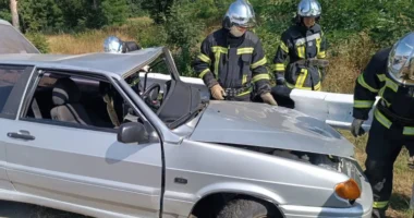У Чернівцях зіткнулися Volkswagen та ВАЗ: водія госпіталізували до реанімації