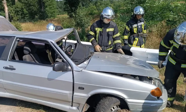 У Чернівцях зіткнулися Volkswagen та ВАЗ: водія госпіталізували до реанімації