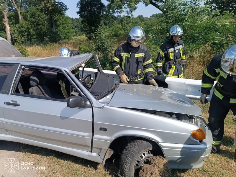 У Чернівцях зіткнулися Volkswagen та ВАЗ: водія госпіталізували до реанімації