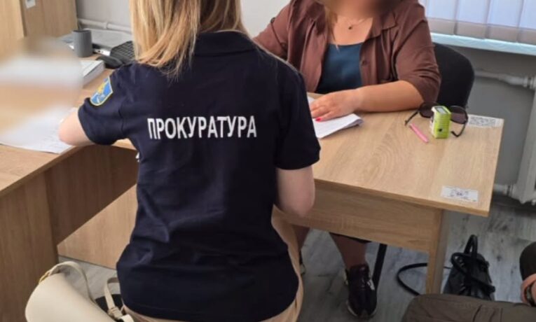На Буковині посадовицю відділу освіти та підприємницю обвинувачують у розтраті 1,1 млн грн