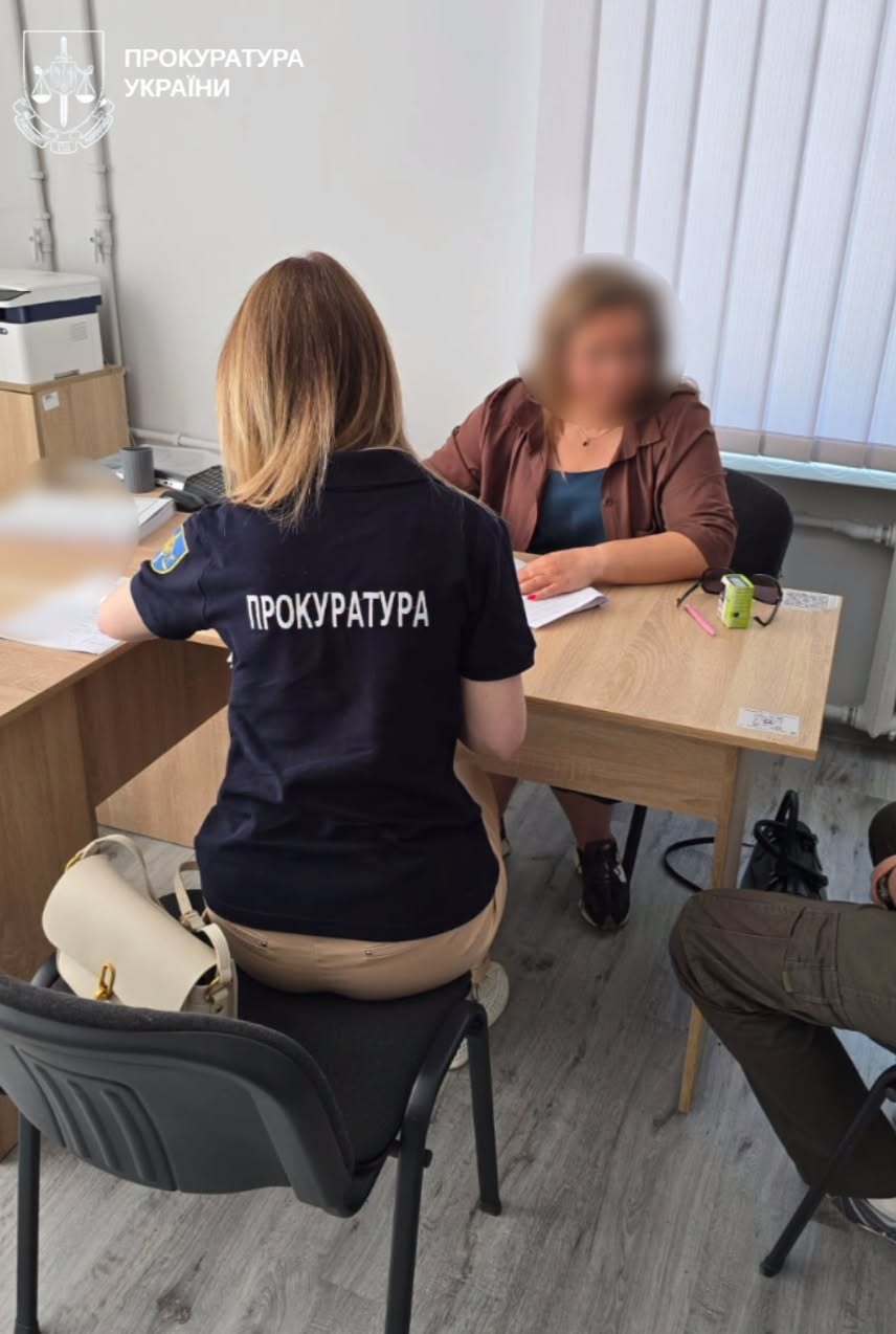 На Буковині посадовицю відділу освіти та підприємницю обвинувачують у розтраті 1,1 млн грн