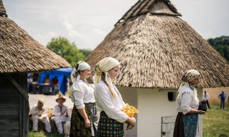 У Чернівцях відбудеться традиційне свято «Хліб наш насущний…»: зажинки, хліб із печі та народні виступи