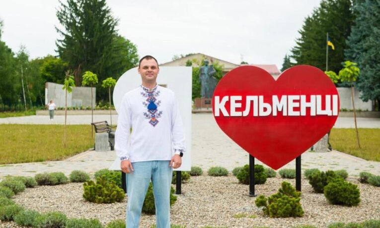 На Буковині зустріли морпіха, який після кількох років російського полону повернувся в Україну