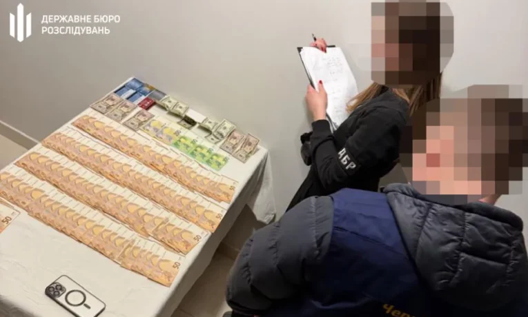Ексзаступника начальника митного поста на Буковині судитимуть за хабарі за ввезення iPhone