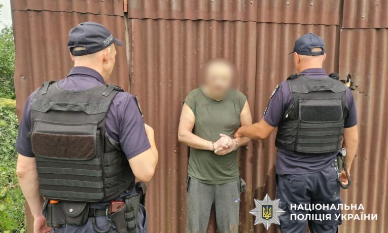 Після 11 днів розшуку на Буковині затримали чоловіка, який влаштував стрілянину по поліцейських