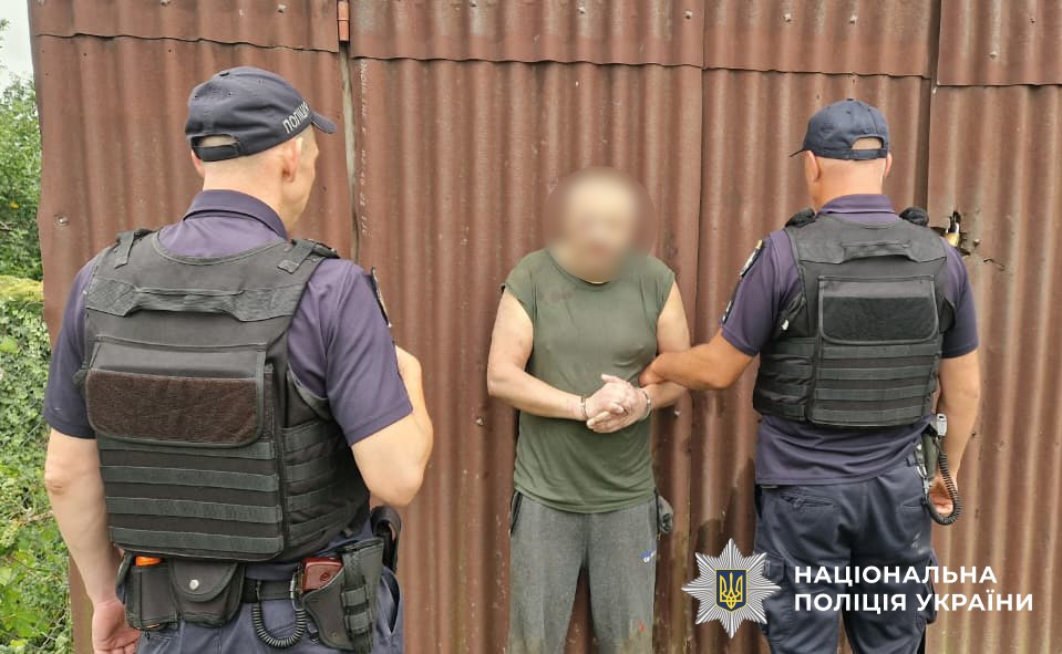 Після 11 днів розшуку на Буковині затримали чоловіка, який влаштував стрілянину по поліцейських