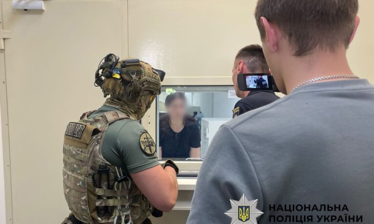 В Україні викрили псевдофінансову мережу Money 24/7: у підозрюваного вилучили понад 20 млн грн