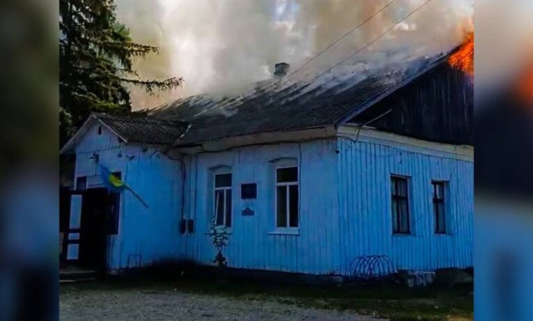 На Буковині горіла будівля сільської ради: вогонь охопив 100 квадратних метрів
