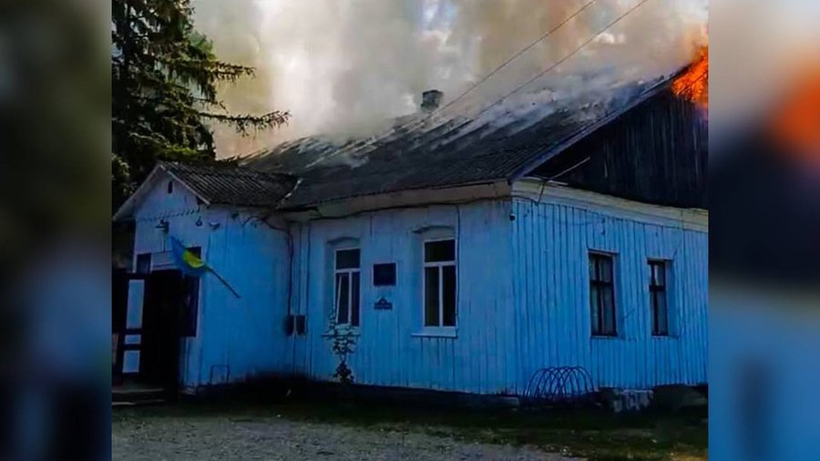 На Буковині горіла будівля сільської ради: вогонь охопив 100 квадратних метрів