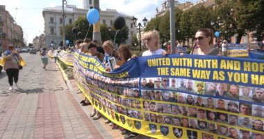У Чернівцях розгорнули 380-метровий прапор зі світлинами 12 600 українських військових