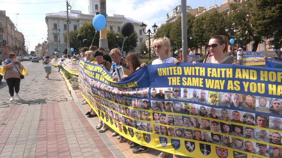 У Чернівцях розгорнули 380-метровий прапор зі світлинами 12 600 українських військових