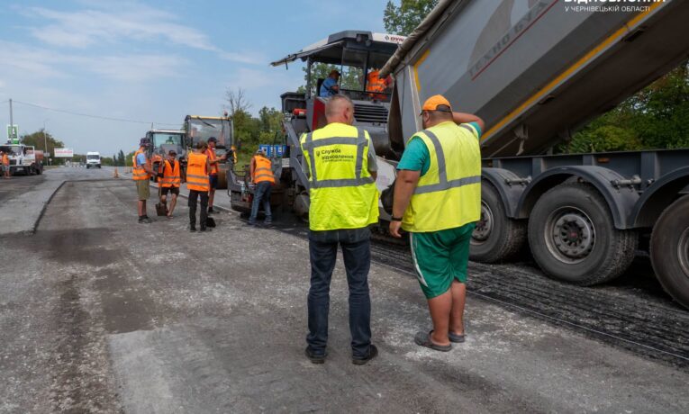 На Буковині оновлюють кільцеву розв’язку на дорозі Н-03 поблизу Хотина