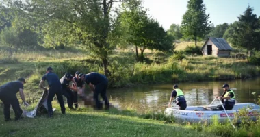 На Буковині у ставку потонули двоє чоловіків, 8-річну дівчинку вдалося врятувати