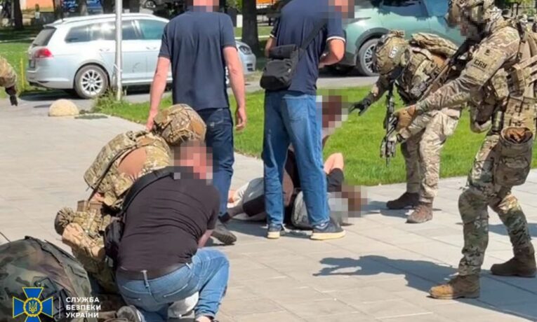 У Чернівцях СБУ затримала двох іноземців, яких підозрюють у підпалі електропідстанції на замовлення РФ