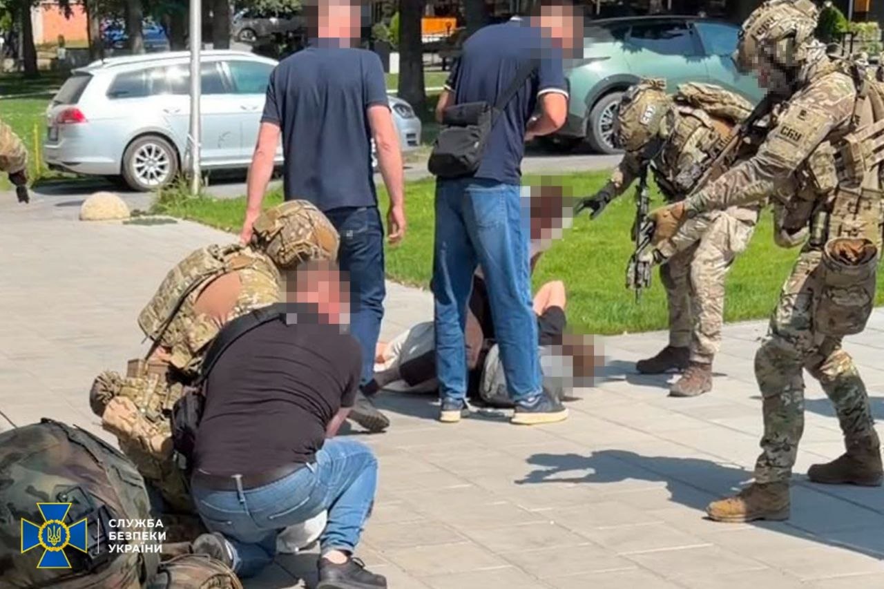 У Чернівцях СБУ затримала двох іноземців, яких підозрюють у підпалі електропідстанції на замовлення РФ