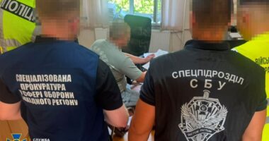На Буковині екскерівників двох районних ТЦК підозрюють у «мобілізації» близько 200 неіснуючих людей