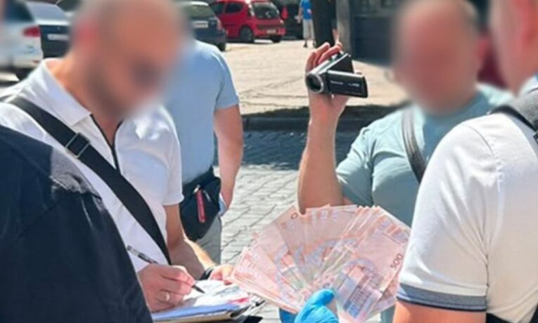У Чернівцях інструктору автошколи повідомили про підозру через хабар за посвідчення водія