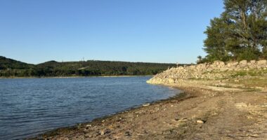 У Новодністровську тиждень перебої з водою: місто отримує її тричі на день