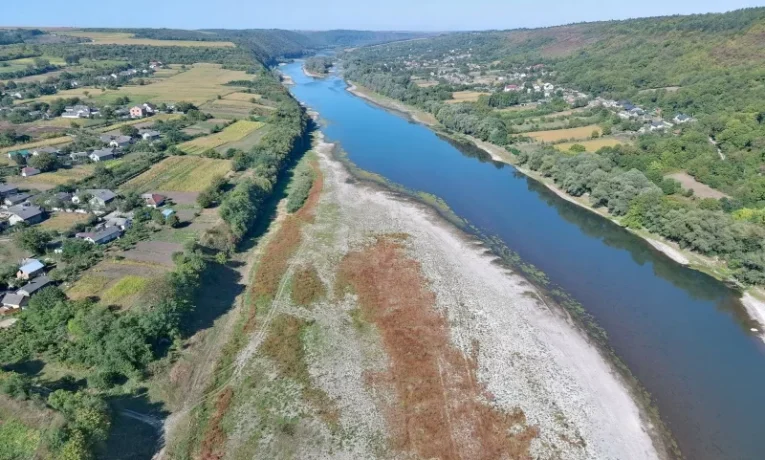 На Буковині зберігається критично низька водність річок: рівні води досягли історичних мінімумів