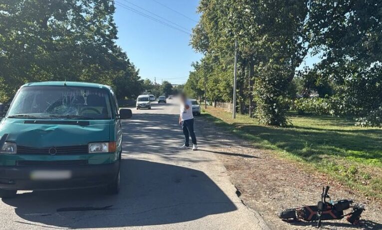 На Буковині мікроавтобус зіткнувся з електросамокатом: травмувався 12-річний хлопець