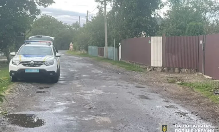 У Вижниці 12-річна дівчинка на квадроциклі врізалася в огорожу: її госпіталізували