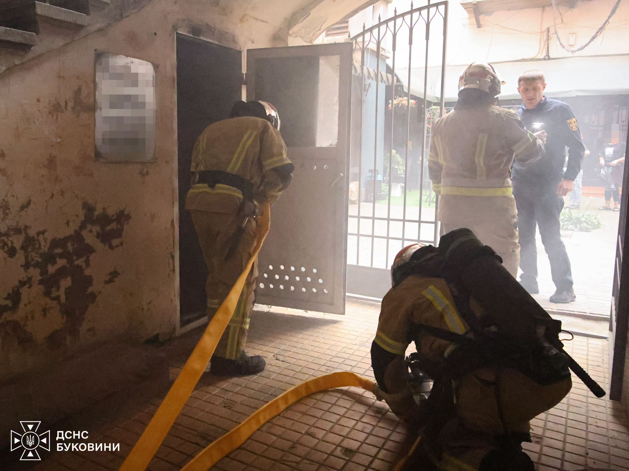 У центрі Чернівців горіло сміття у підвалі багатоповерхівки