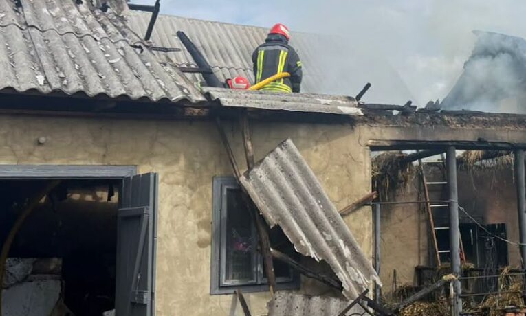 На Буковині за добу горіли господарська будівля, сміттєвий контейнер та екскаватор