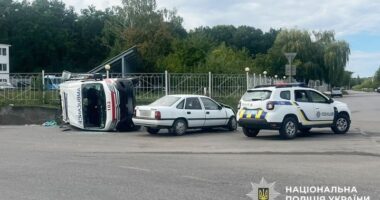 На Буковині 75-річний водій зіткнувся зі швидкою: п’ятеро людей травмувалися