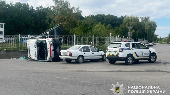 На Буковині 75-річний водій зіткнувся зі швидкою: п’ятеро людей травмувалися