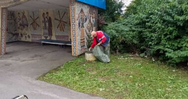 На Буковині дорожники знову прибрали стихійне сміттєзвалище біля Кліводина