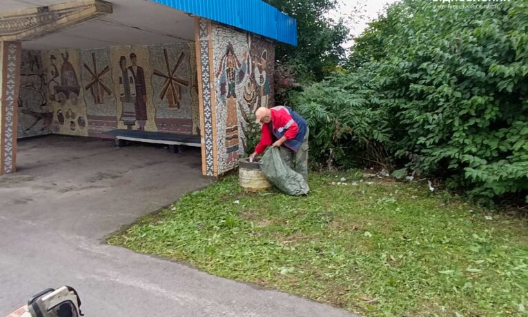 На Буковині дорожники знову прибрали стихійне сміттєзвалище біля Кліводина