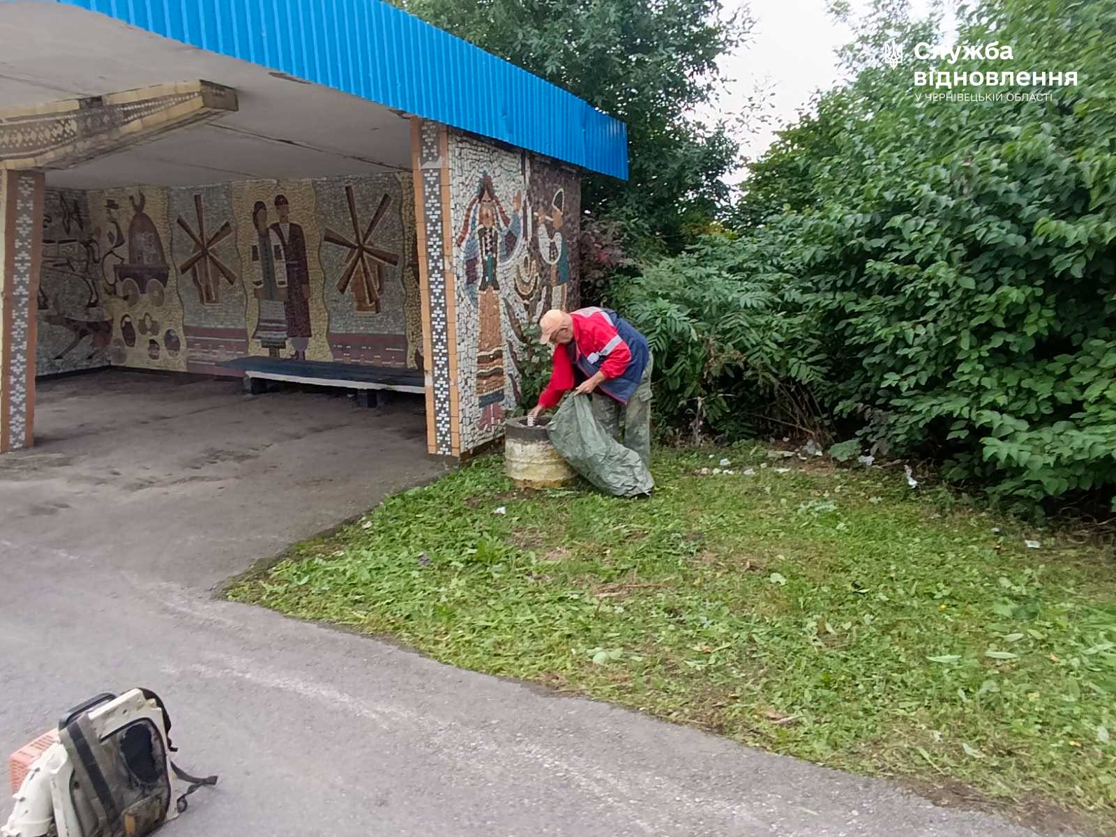 На Буковині дорожники знову прибрали стихійне сміттєзвалище біля Кліводина