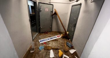 У Чернівцях невідомі пошкодили укриття біля дитячої бібліотеки