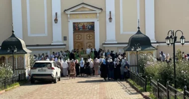 У Чернівцях розпочалися виконавчі дії щодо передачі Свято-Духівського собору ПЦУ (фото)