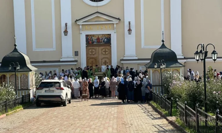 У Чернівцях розпочалися виконавчі дії щодо передачі Свято-Духівського собору ПЦУ (фото)