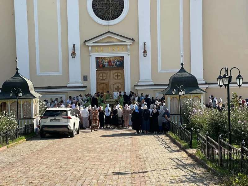 У Чернівцях розпочалися виконавчі дії щодо передачі Свято-Духівського собору ПЦУ (фото)