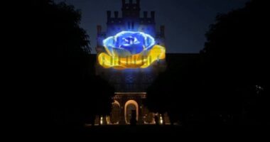 «Код Чернівців» на фасаді ЧНУ: світлова інсталяція за понад $50 тисяч (фото)