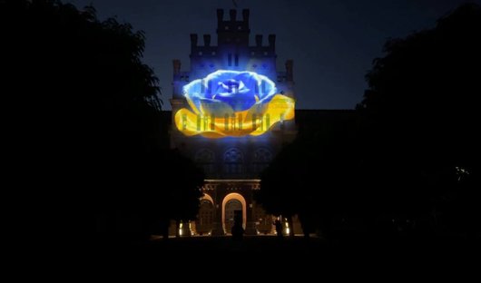 «Код Чернівців» на фасаді ЧНУ: світлова інсталяція за понад $50 тисяч (фото)