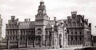 Чому в Чернівцях немає середньовічного замку: історія міста, яке понад 20 разів відбудовували з руїн